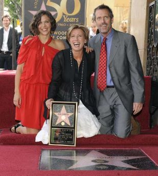 La actriz celebra junto a Maggie Gyllenhaal y Hugh Laurie